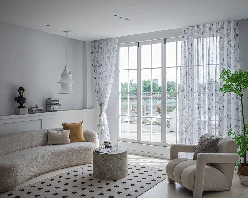 Tela Doli FabricWindow com estampa de peônia no centro dourado